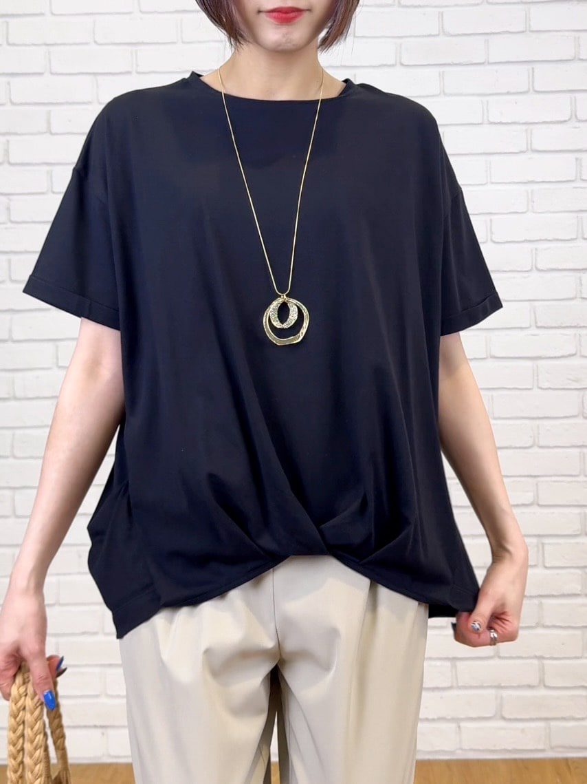 ブラック系のTシャツ/カットソー、ベージュ系のその他パンツ、ブラック系のサンダルを着用したレディースの夏コーディネートの6枚目の写真
