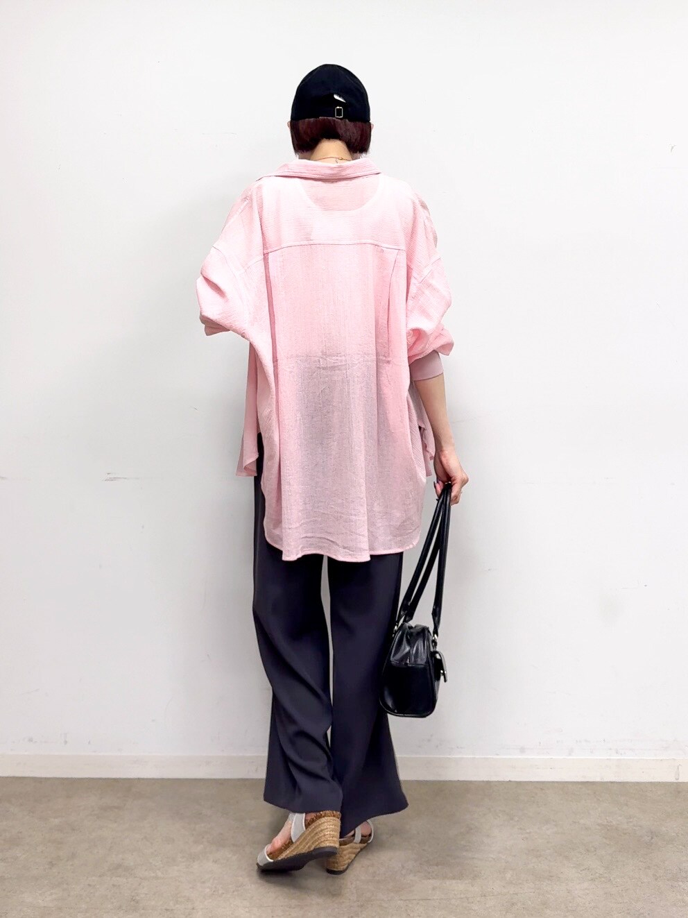ピンク系のシャツ/ブラウス、ホワイト系のTシャツ/カットソー、グレー系のその他パンツを着用したレディースの春コーディネートの3枚目の写真