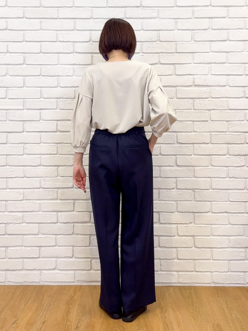 ブルー系のその他パンツ、ブラック系のパンプスを着用したレディースの夏コーディネートの8枚目の写真