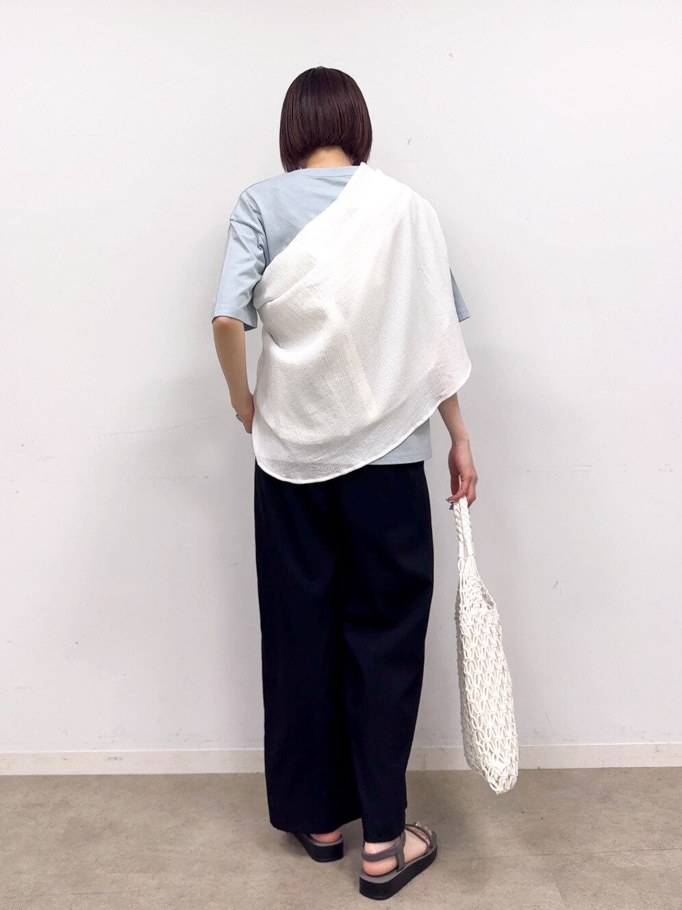 ホワイト系のシャツ/ブラウス、ブラック系のその他パンツ、グレー系のサンダルを着用したレディースの春コーディネートの3枚目の写真