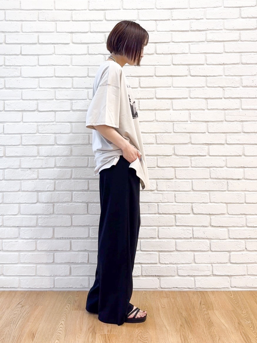 ベージュ系のTシャツ/カットソー、ブラック系のその他パンツ、ブラック系のサンダルを着用したレディースの夏コーディネートの8枚目の写真