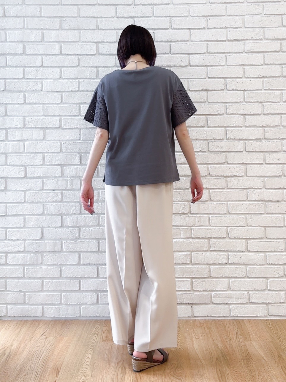 グレー系のTシャツ/カットソー、ベージュ系のその他パンツ、ブラウン系のサンダルを着用したレディースの夏コーディネートの9枚目の写真