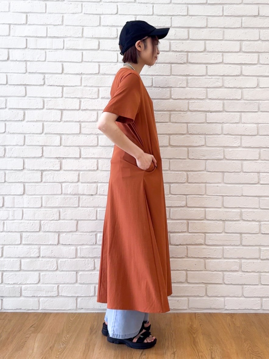 オレンジ系のワンピース、ブラック系のシャツ/ブラウス、ブルー系のその他パンツを着用したレディースの夏コーディネートの6枚目の写真