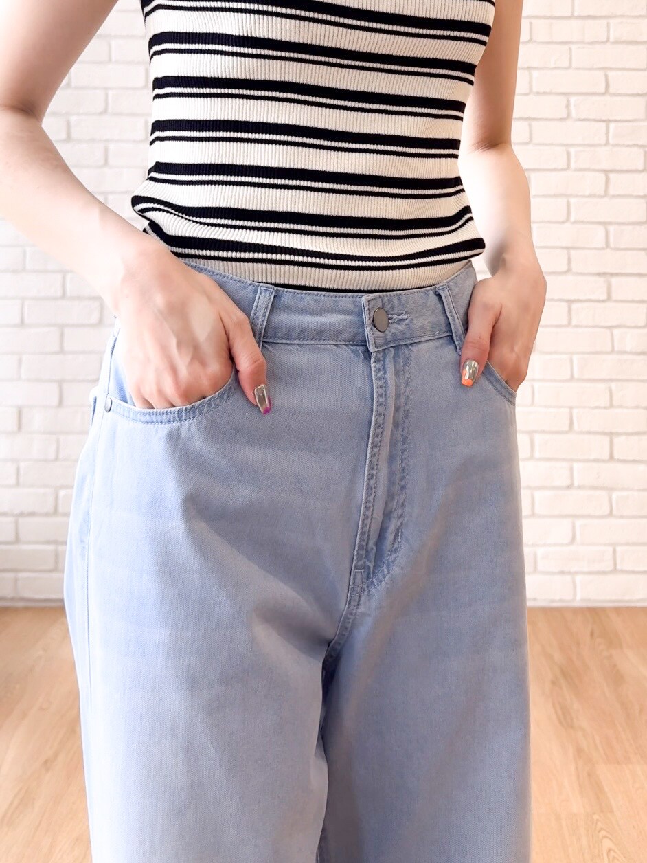 ブルー系のシャツ/ブラウス、ベージュ系のニット/セーター、ブルー系のその他パンツを着用したレディースの夏コーディネートの8枚目の写真