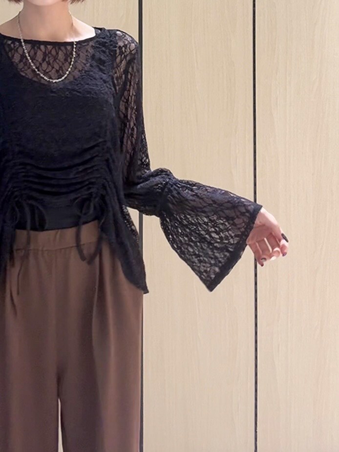 ブラック系のTシャツ/カットソー、ブラウン系のその他パンツ、ブラック系のその他シューズを着用したレディースの秋コーディネートの10枚目の写真