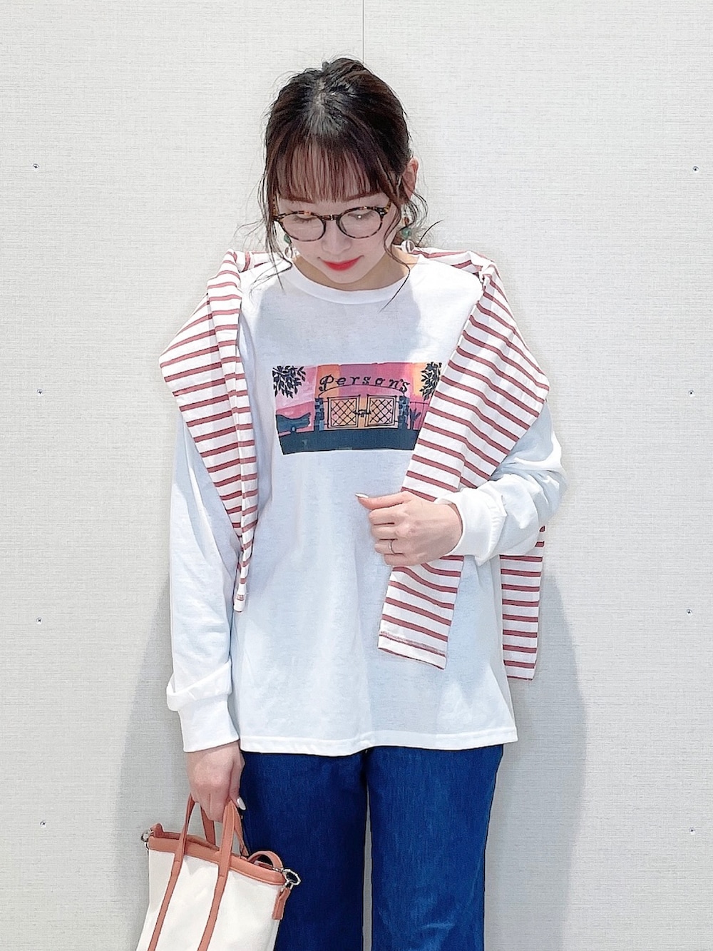 ホワイト系のTシャツ/カットソー、ピンク系のTシャツ/カットソー、ブルー系のその他パンツを着用したレディースの春コーディネートの4枚目の写真