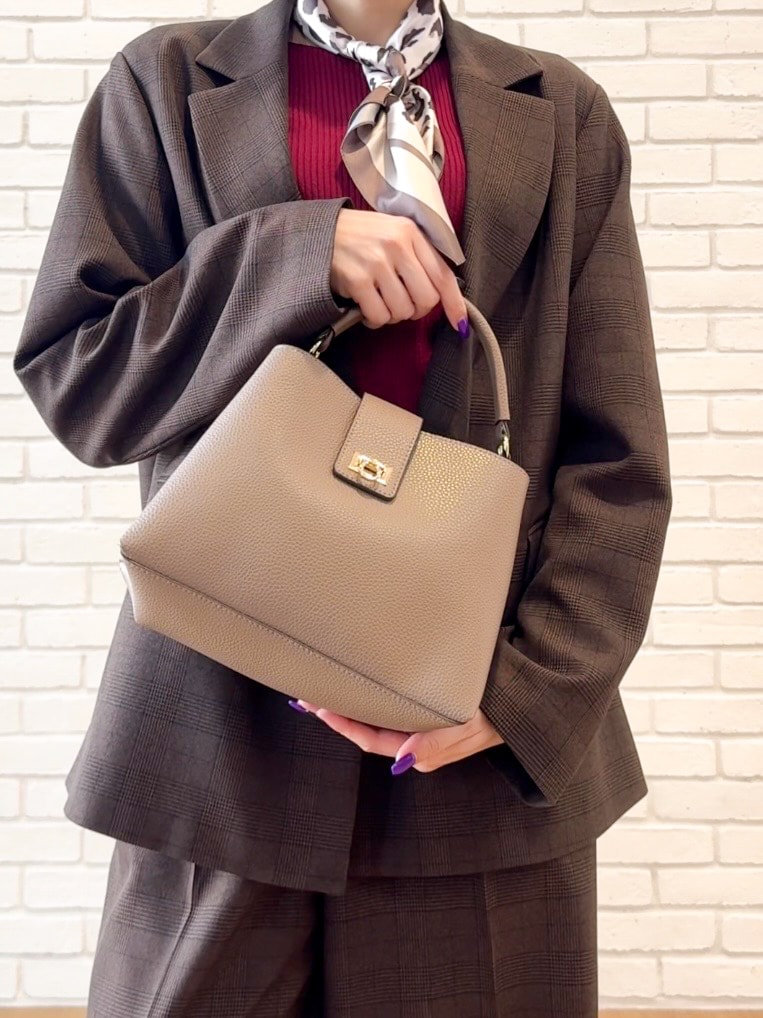 レッド系のニット/セーター、ブラウン系のその他パンツ、ブラウン系のその他シューズを着用したレディースの秋コーディネートの6枚目の写真