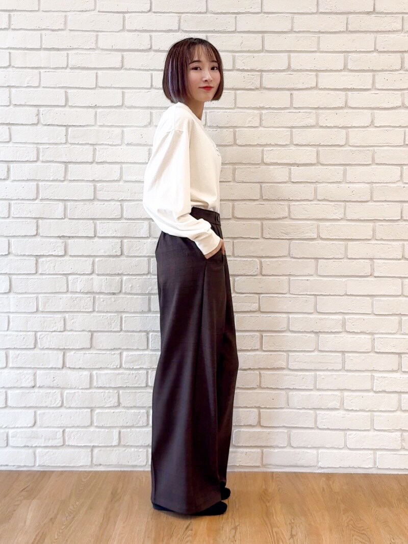 ブルー系のシャツ/ブラウス、ホワイト系のTシャツ/カットソー、ブラウン系のその他パンツを着用したレディースの秋コーディネートの7枚目の写真
