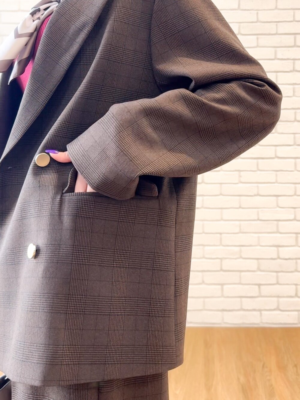 レッド系のニット/セーター、ブラウン系のその他パンツ、ブラウン系のその他シューズを着用したレディースの秋コーディネートの5枚目の写真