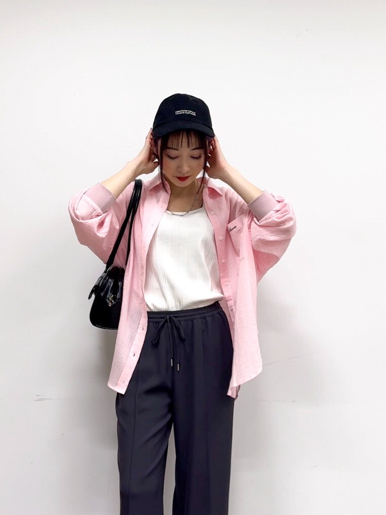 ピンク系のシャツ/ブラウス、ホワイト系のTシャツ/カットソー、グレー系のその他パンツを着用したレディースの春コーディネートの5枚目の写真