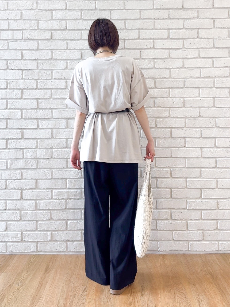 ベージュ系のTシャツ/カットソー、ブラック系のその他パンツ、ブラック系のサンダルを着用したレディースの夏コーディネートの3枚目の写真