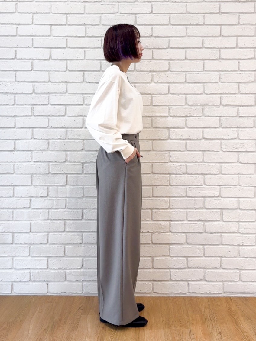 ホワイト系のTシャツ/カットソー、ベージュ系のその他パンツ、ブラック系のパンプスを着用したレディースの秋コーディネートの10枚目の写真