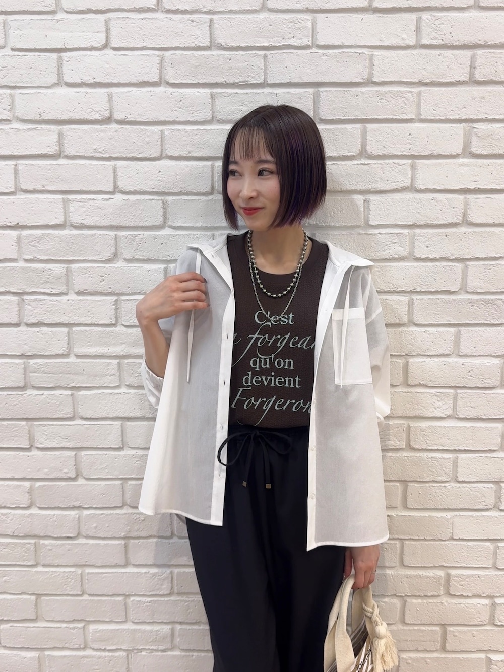ホワイト系のシャツ/ブラウス、ブラウン系のTシャツ/カットソー、ブラック系のその他パンツを着用したレディースの夏コーディネートの9枚目の写真