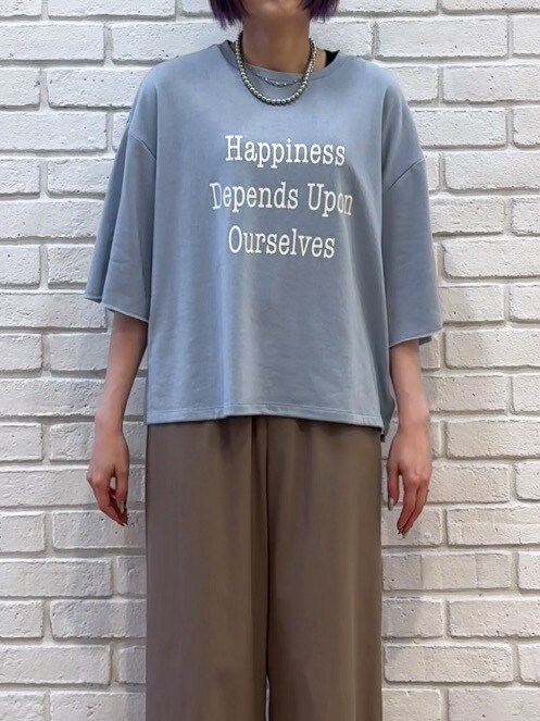 ブルー系のTシャツ/カットソー、ブラウン系のその他パンツ、ブラック系のサンダルを着用したレディースの夏コーディネートの8枚目の写真