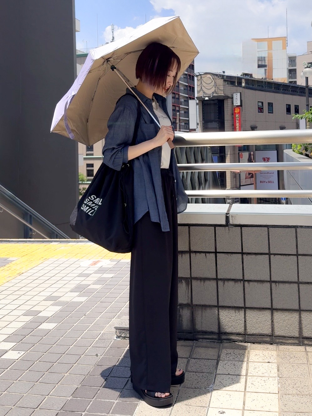 ブルー系のシャツ/ブラウス、ホワイト系のTシャツ/カットソー、ブラック系のその他パンツを着用したレディースの夏コーディネートの2枚目の写真