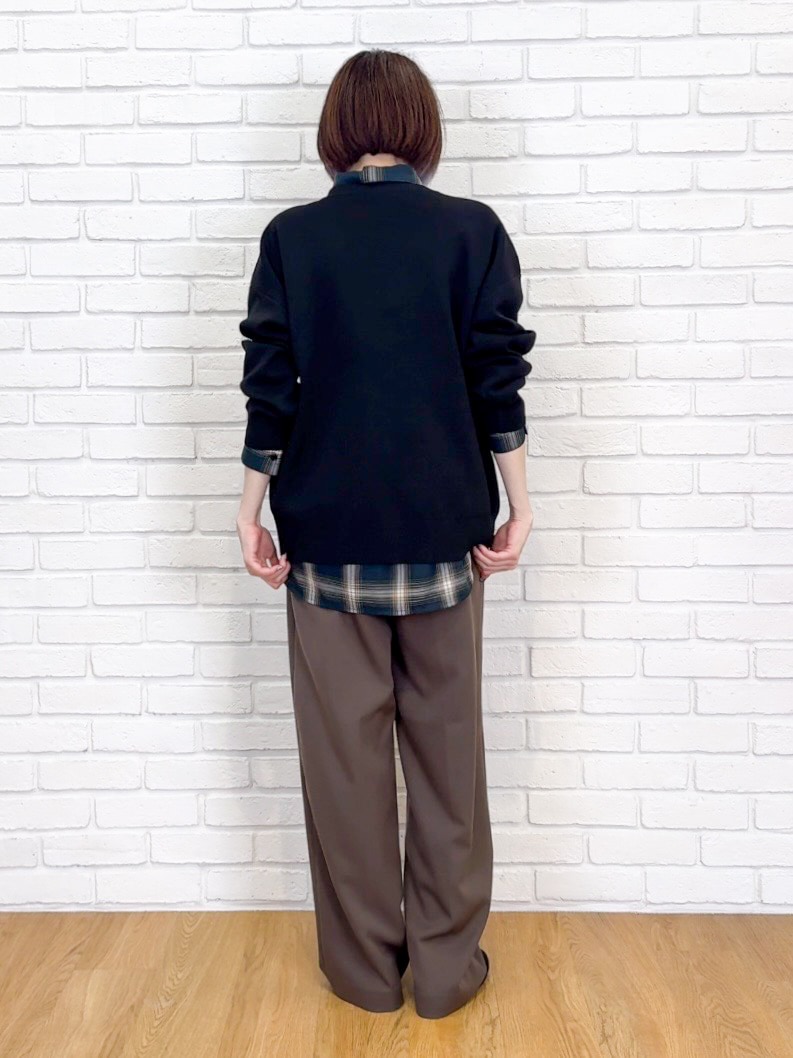 ブラック系のカーディガン/ボレロ、グリーン系のシャツ/ブラウス、ブラウン系のその他パンツを着用したレディースの秋コーディネートの3枚目の写真