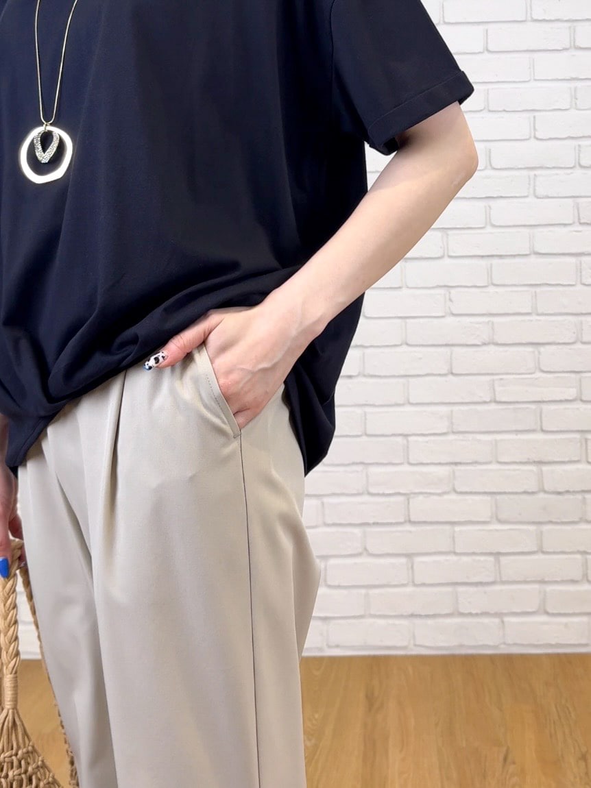 ブラック系のTシャツ/カットソー、ベージュ系のその他パンツ、ブラック系のサンダルを着用したレディースの夏コーディネートの5枚目の写真