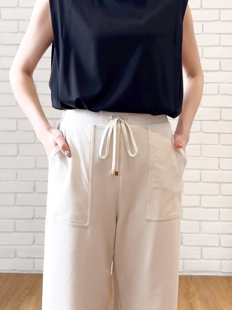 ブラック系のTシャツ/カットソー、ホワイト系のその他パンツ、ブラック系のサンダルを着用したレディースの夏コーディネートの6枚目の写真