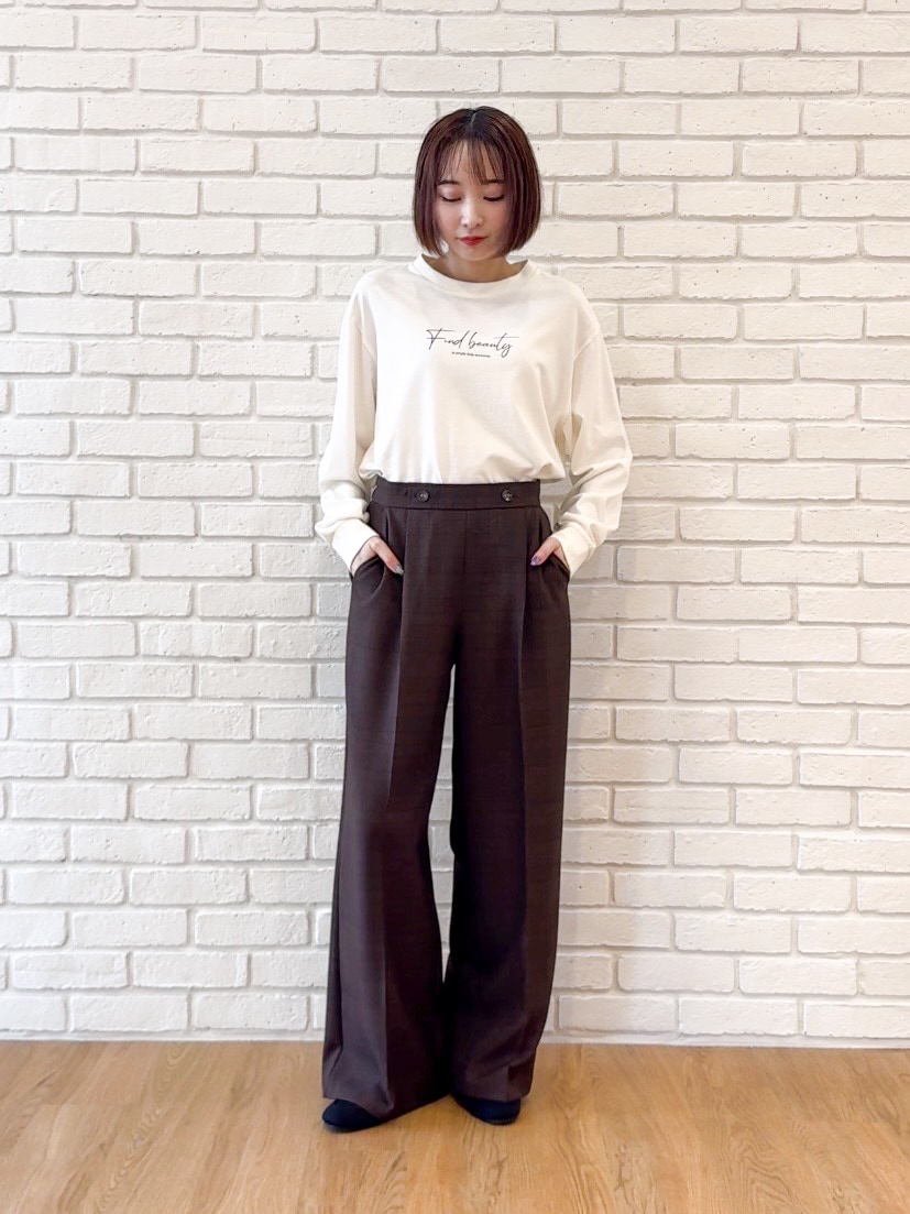ブルー系のシャツ/ブラウス、ホワイト系のTシャツ/カットソー、ブラウン系のその他パンツを着用したレディースの秋コーディネートの6枚目の写真