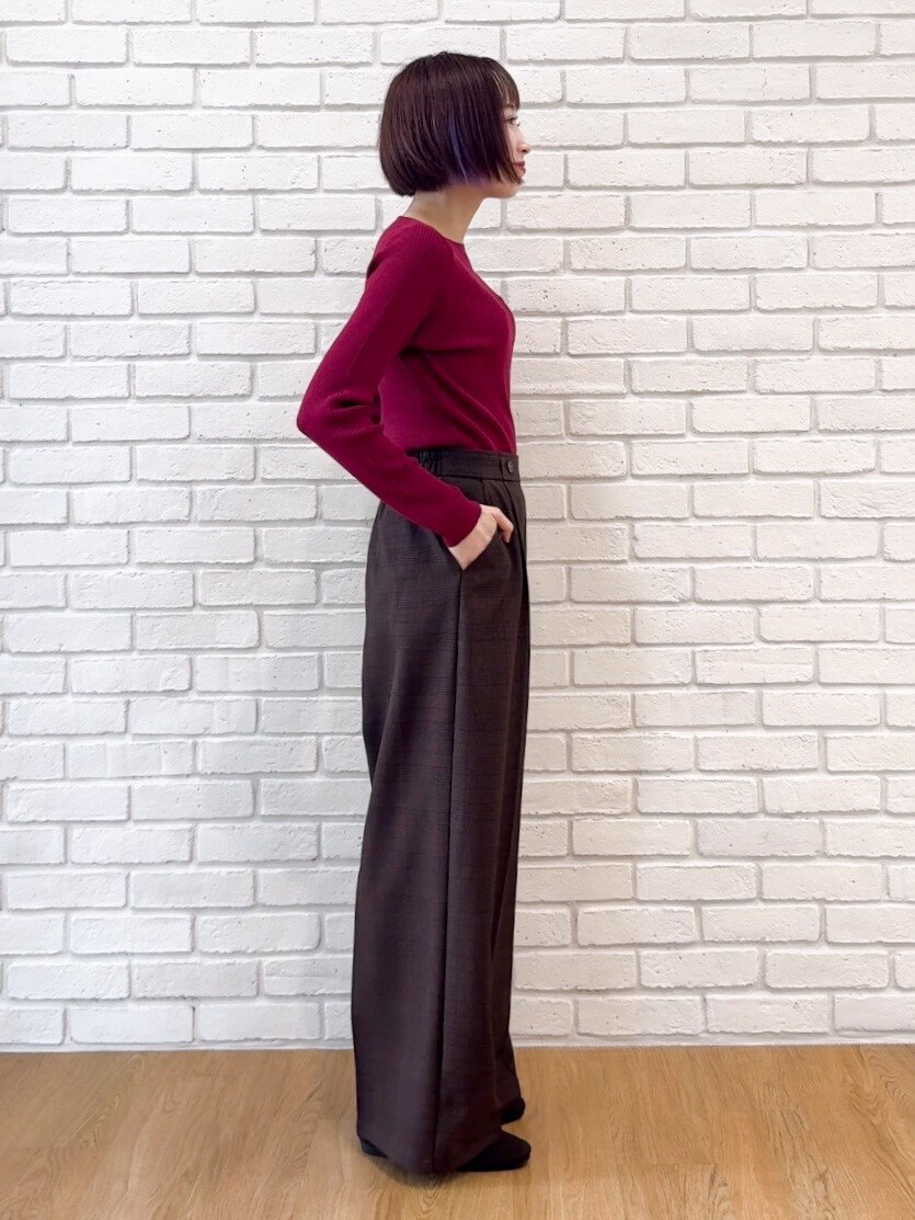 レッド系のニット/セーター、ブラウン系のその他パンツ、ブラウン系のその他シューズを着用したレディースの秋コーディネートの10枚目の写真