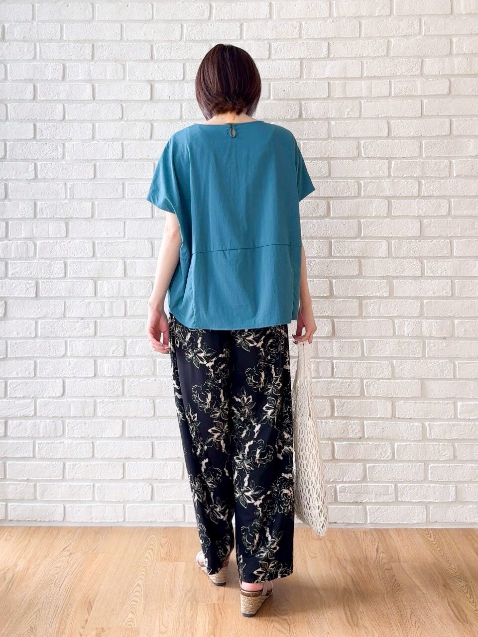 ブルー系のTシャツ/カットソー、ブラック系のその他パンツ、シルバー系のサンダルを着用したレディースの夏コーディネートの3枚目の写真