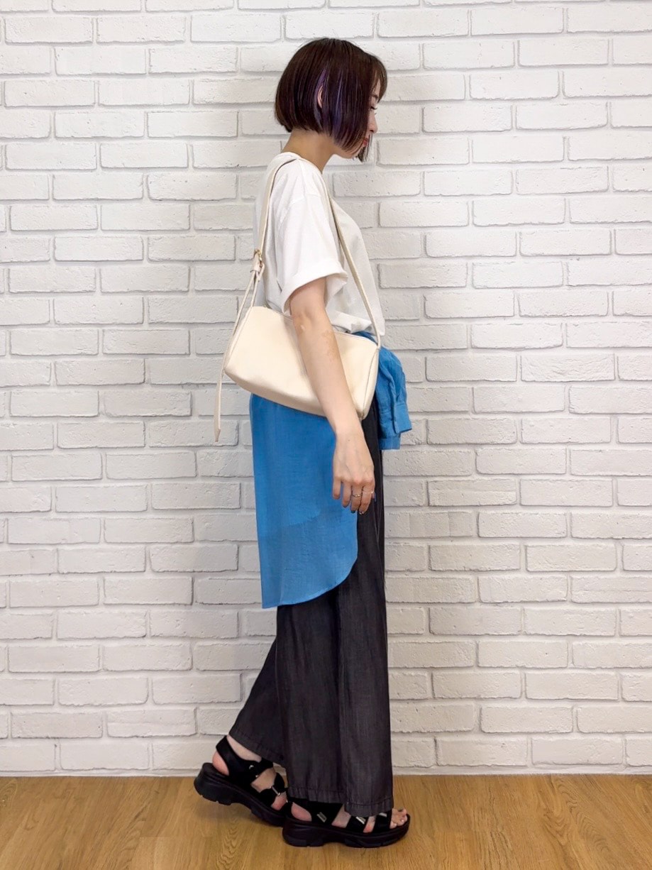 ホワイト系のTシャツ/カットソー、ブルー系のシャツ/ブラウス、ブラック系のその他パンツを着用したレディースの夏コーディネートの2枚目の写真