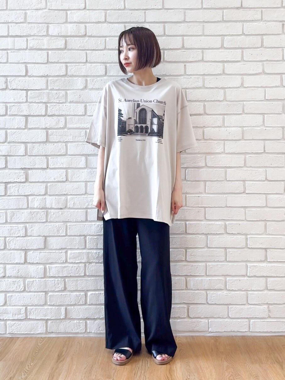 ベージュ系のTシャツ/カットソー、ブラック系のその他パンツ、ブラック系のサンダルを着用したレディースの夏コーディネートの9枚目の写真