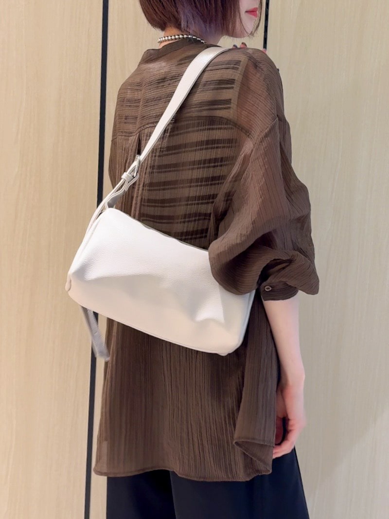 ブラウン系のシャツ/ブラウス、ベージュ系のニット/セーター、ブラック系のその他パンツを着用したレディースの夏コーディネートの7枚目の写真