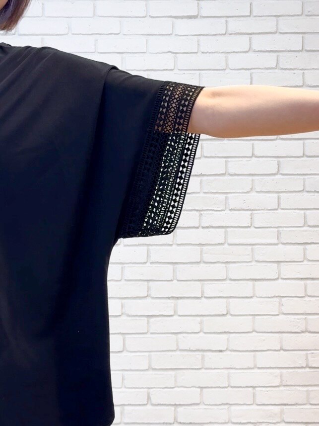 ブラック系のTシャツ/カットソー、ホワイト系のその他パンツ、ブラック系のサンダルを着用したレディースの夏コーディネートの4枚目の写真