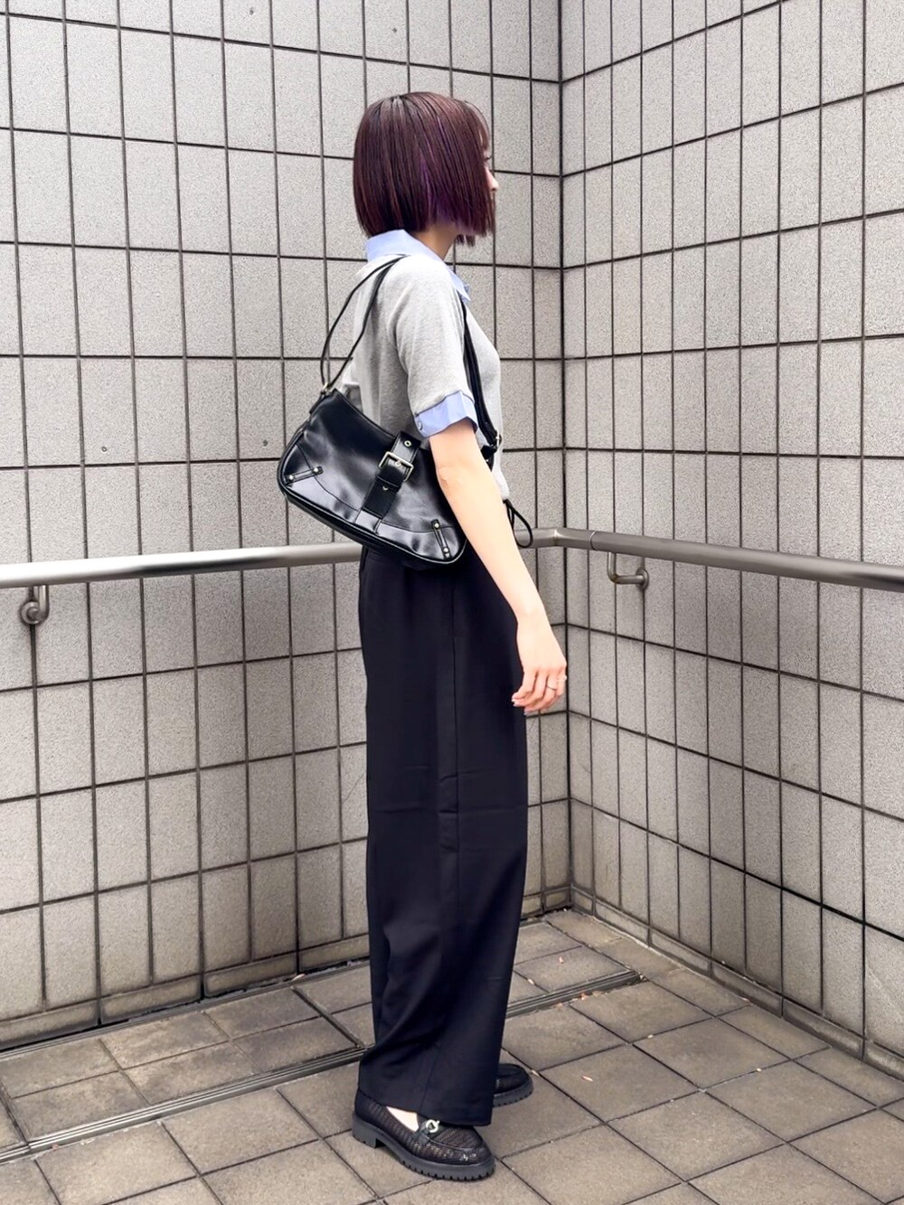 グレー系のTシャツ/カットソー、ブラック系のその他パンツ、ブラック系のパンプスを着用したレディースの春コーディネートの2枚目の写真