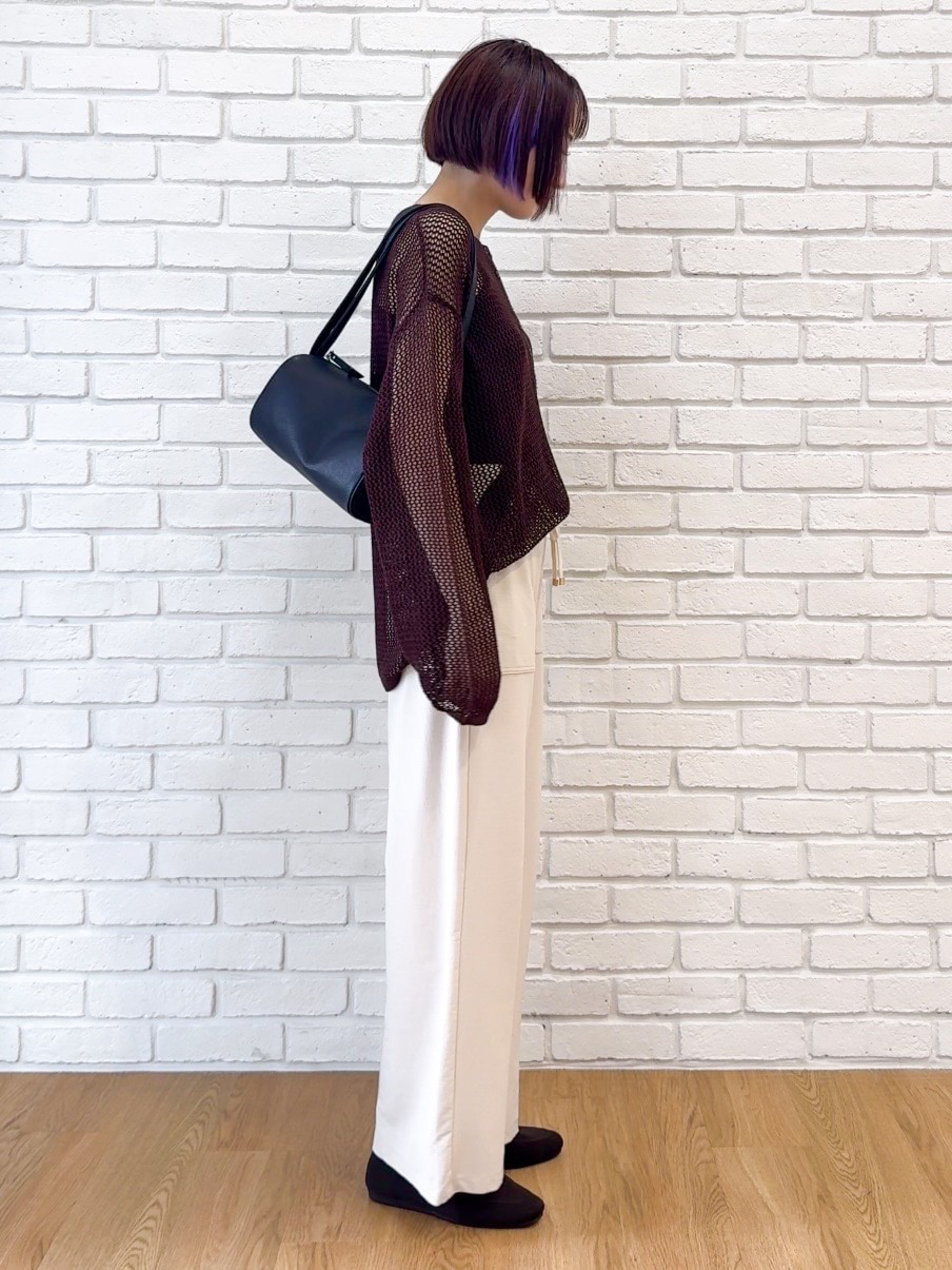 ブラウン系のタンクトップ、ホワイト系のその他パンツ、ブラウン系のその他シューズを着用したレディースの夏コーディネートの2枚目の写真