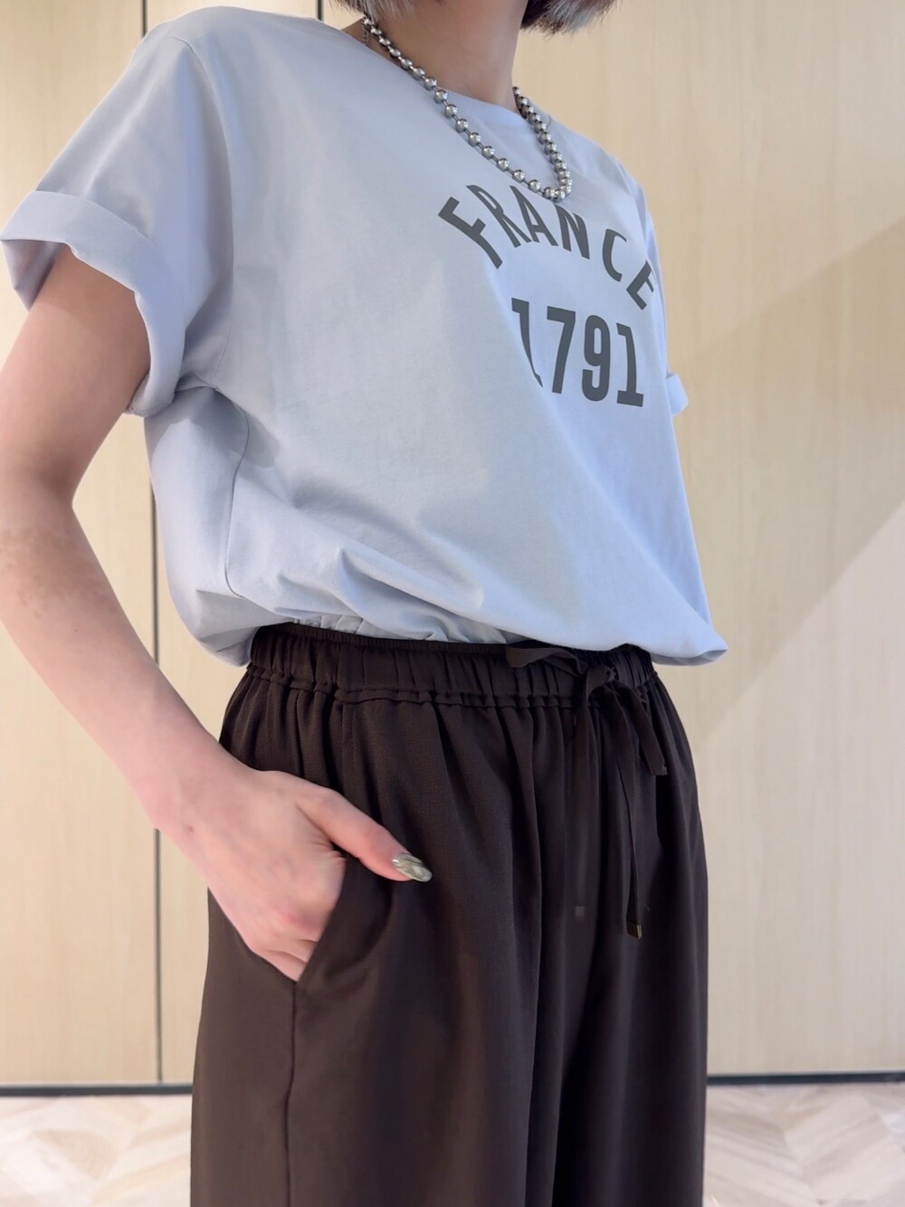 ブルー系のTシャツ/カットソー、ブラウン系のシャツ/ブラウス、ブラウン系のその他パンツを着用したレディースの夏コーディネートの7枚目の写真