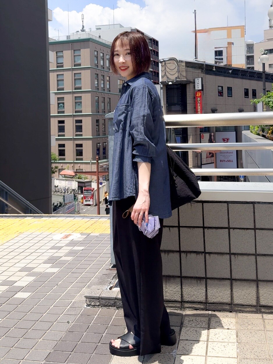 ブルー系のシャツ/ブラウス、ホワイト系のTシャツ/カットソー、ブラック系のその他パンツを着用したレディースの夏コーディネートの7枚目の写真