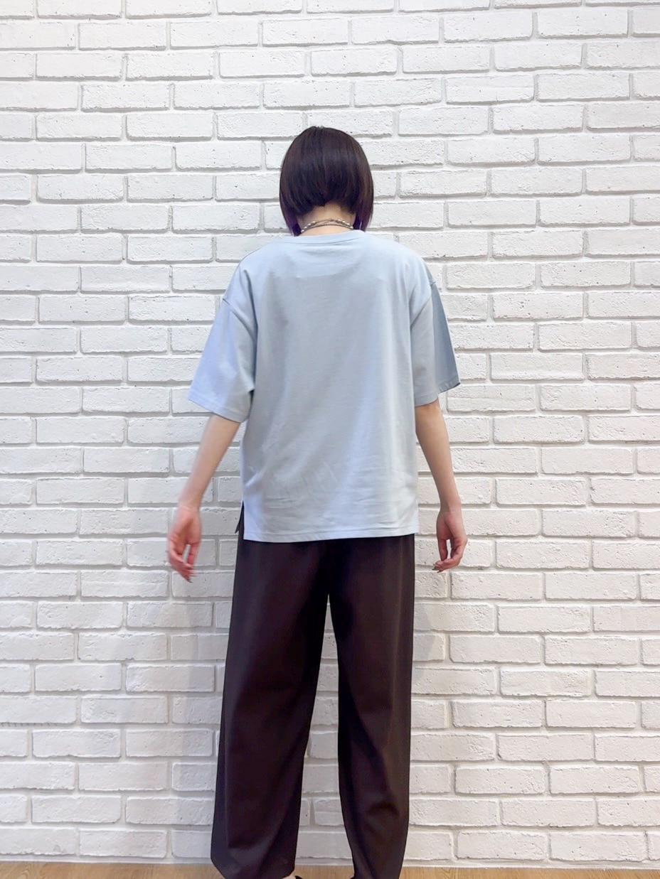 ブラック系のカーディガン/ボレロ、ブラウン系のその他パンツ、ブラック系のサンダルを着用したレディースの夏コーディネートの8枚目の写真
