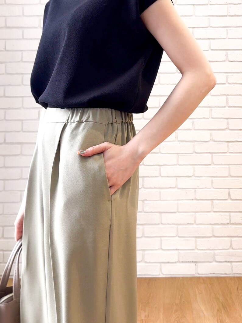 ブラック系のニット/セーター、グリーン系のその他パンツ、ブラック系のサンダルを着用したレディースの夏コーディネートの6枚目の写真