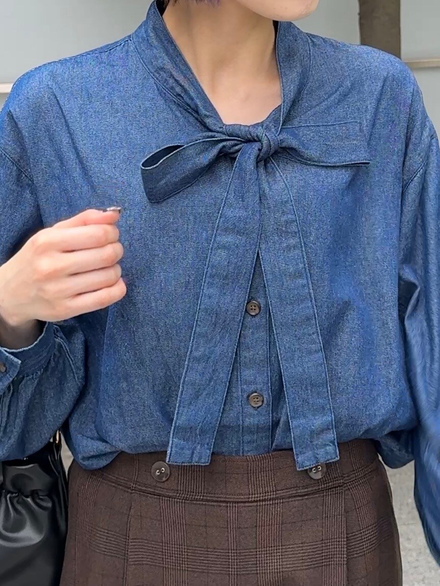 ブラウン系のその他パンツ、ブラック系のその他シューズ、ブラック系のショルダーバッグを着用したレディースの秋コーディネートの9枚目の写真