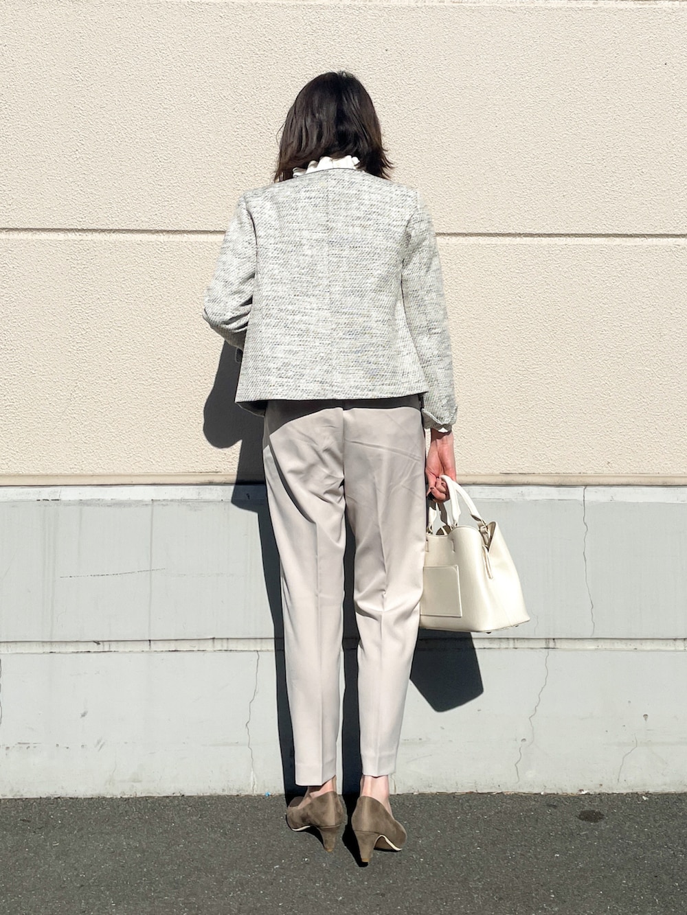 グレー系のノーカラージャケット、ホワイト系のシャツ/ブラウス、ベージュ系のその他パンツを着用したレディースの冬コーディネートの3枚目の写真