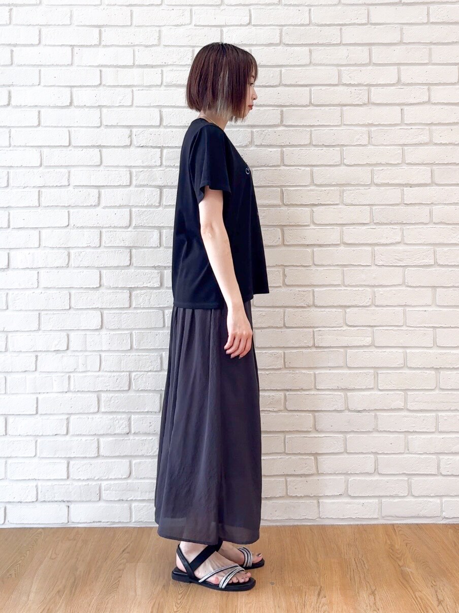ブラック系のTシャツ/カットソー、ブラック系のその他パンツ、ブラック系のサンダルを着用したレディースの夏コーディネートの9枚目の写真