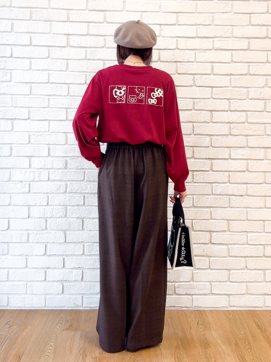 レッド系のTシャツ/カットソー、ブラウン系のその他パンツ、ブラウン系のその他シューズを着用したレディースの秋コーディネートの3枚目の写真