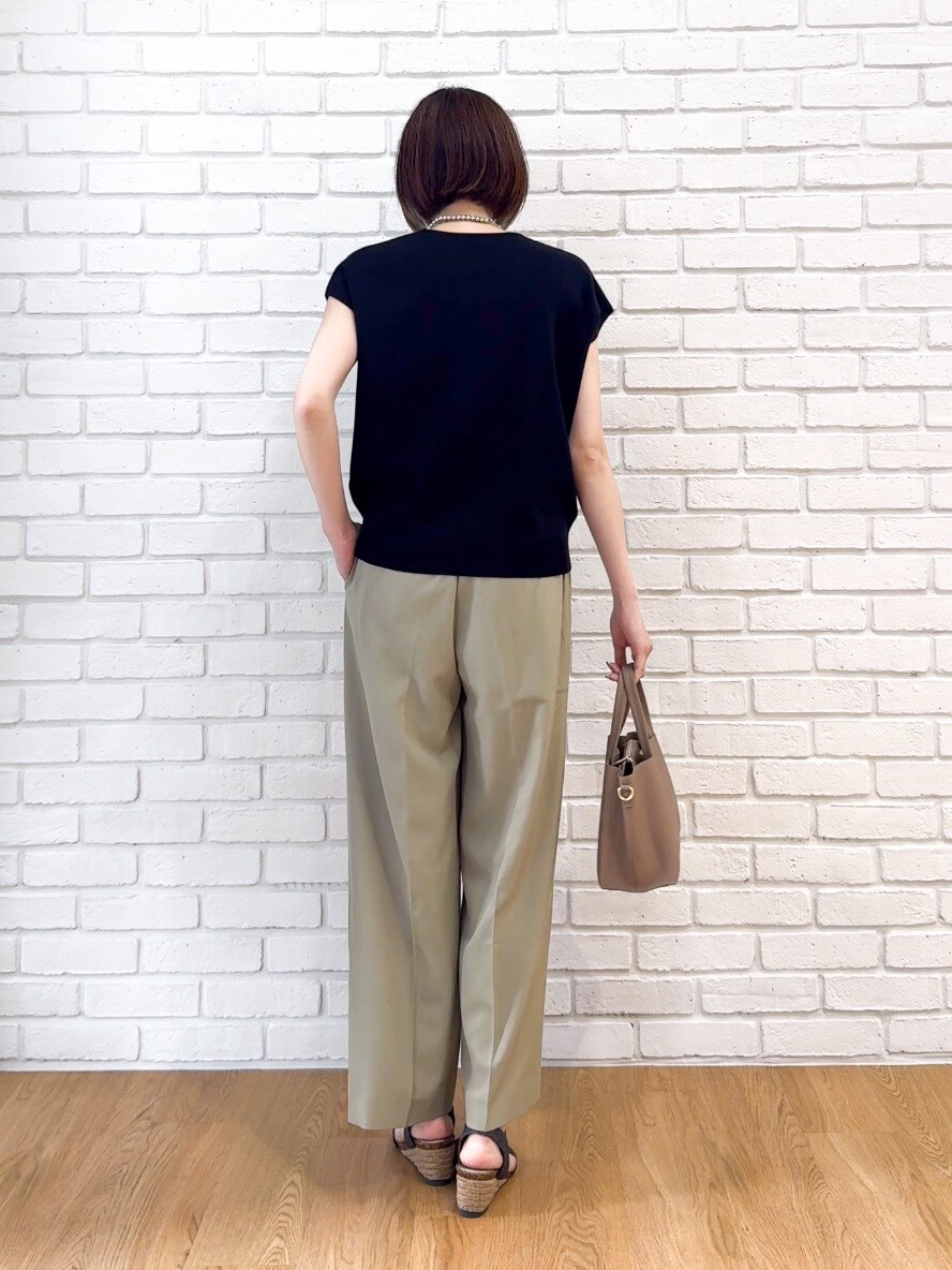 ブラック系のニット/セーター、グリーン系のその他パンツ、ブラック系のサンダルを着用したレディースの夏コーディネートの9枚目の写真