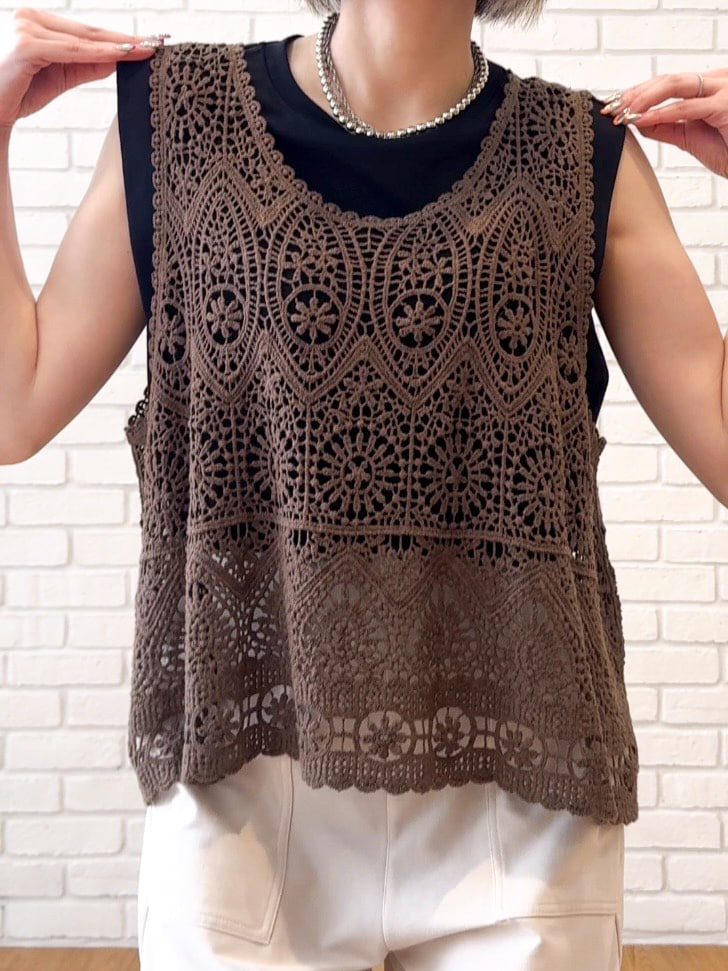 ブラック系のTシャツ/カットソー、ホワイト系のその他パンツ、ブラック系のサンダルを着用したレディースの夏コーディネートの7枚目の写真