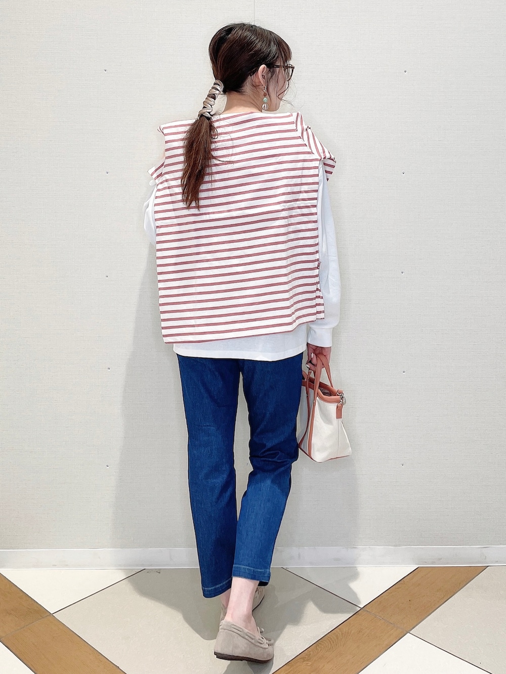 ホワイト系のTシャツ/カットソー、ピンク系のTシャツ/カットソー、ブルー系のその他パンツを着用したレディースの春コーディネートの3枚目の写真