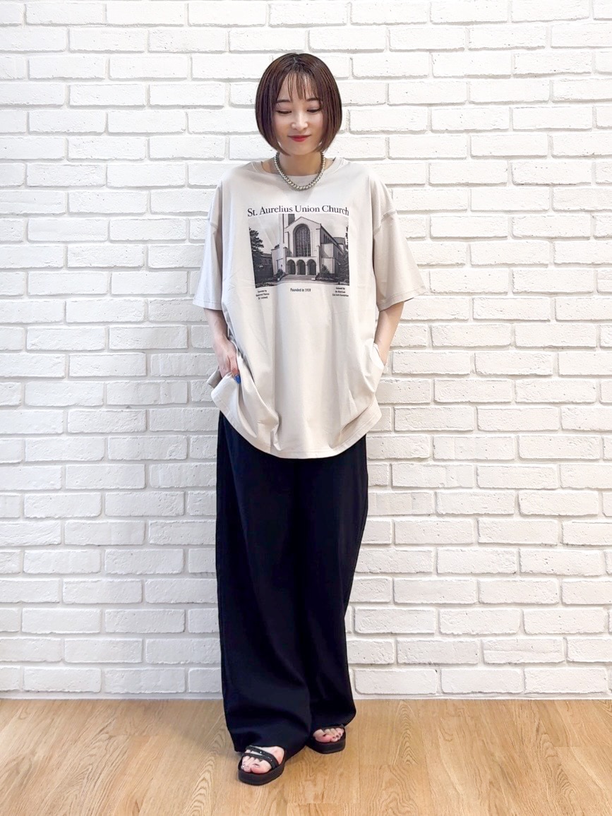 ベージュ系のTシャツ/カットソー、ブラック系のその他パンツ、ブラック系のサンダルを着用したレディースの夏コーディネートの7枚目の写真