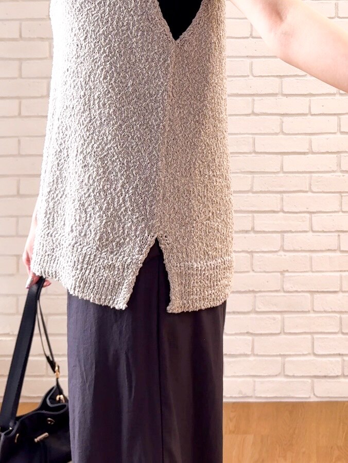 グレー系のその他トップス、ブラック系のニット/セーター、グレー系のその他パンツを着用したレディースの夏コーディネートの8枚目の写真
