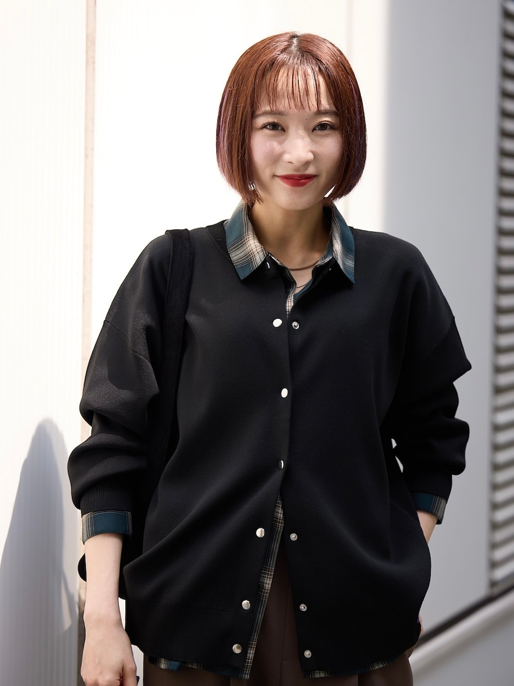 ブラック系のカーディガン/ボレロ、グリーン系のシャツ/ブラウス、ブラウン系のその他パンツを着用したレディースの秋コーディネートの5枚目の写真