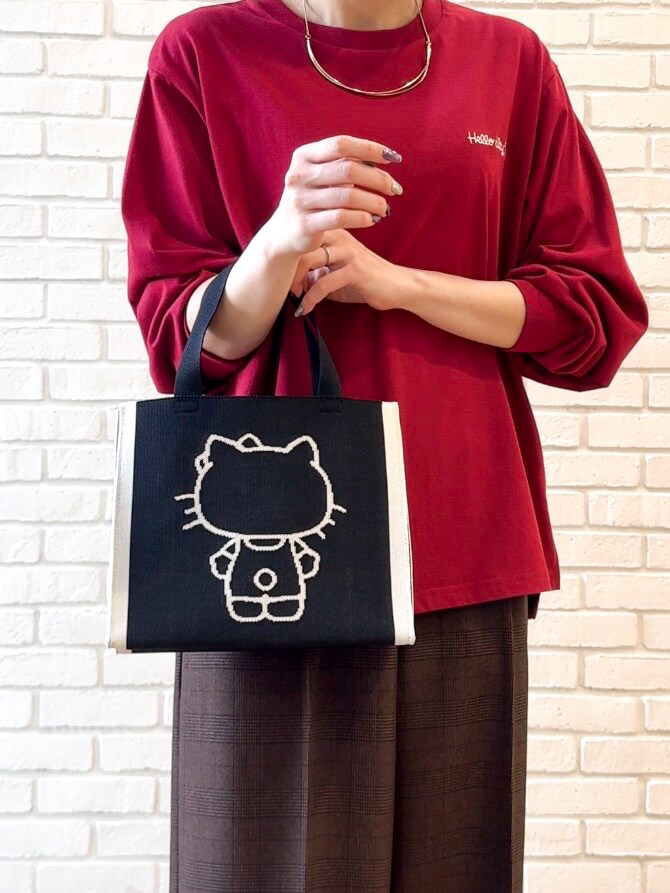 レッド系のTシャツ/カットソー、ブラウン系のその他パンツ、ブラウン系のその他シューズを着用したレディースの秋コーディネートの8枚目の写真