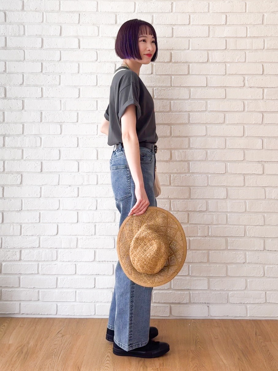 グレー系のTシャツ/カットソー、ブルー系のデニムパンツ、ホワイト系のショルダーバッグを着用したレディースの夏コーディネートの2枚目の写真