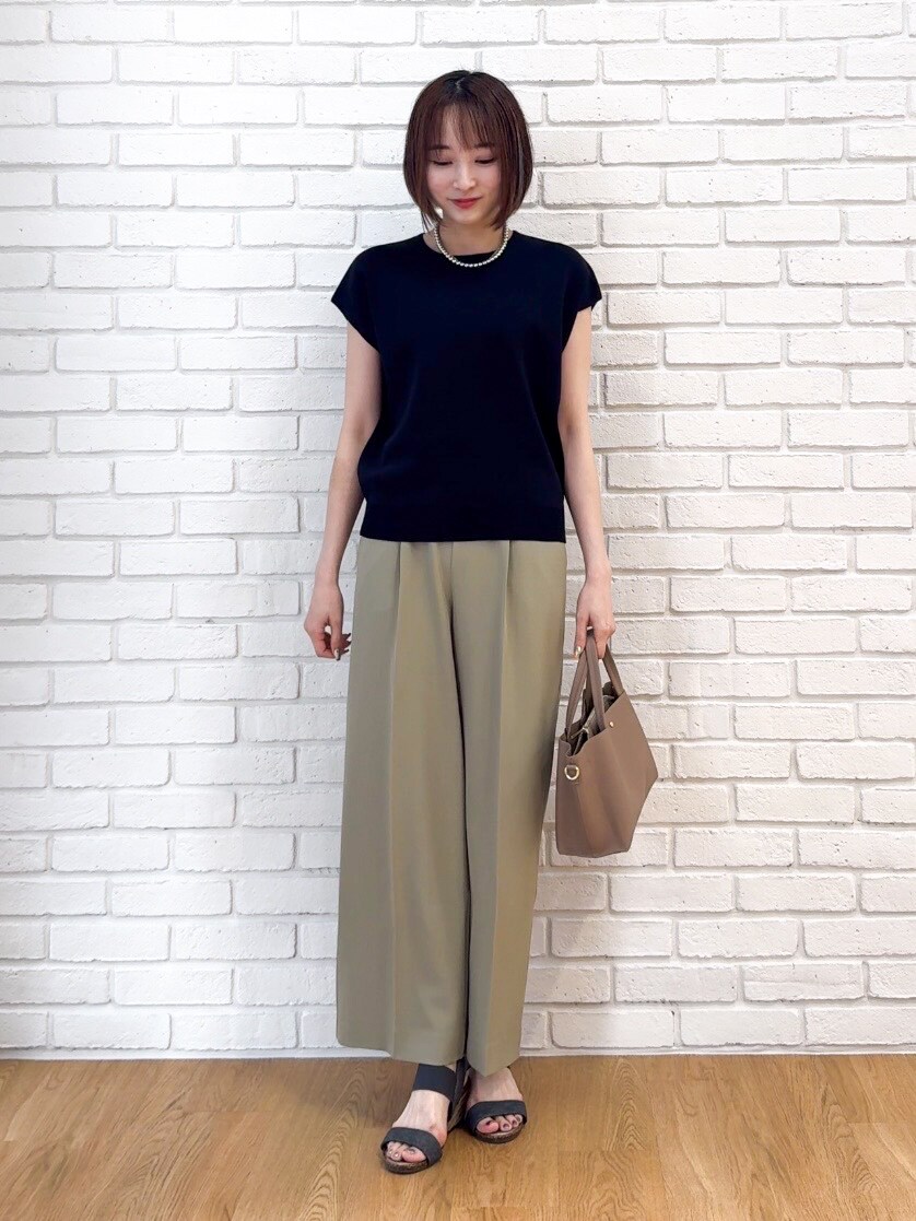 ブラック系のニット/セーター、グリーン系のその他パンツ、ブラック系のサンダルを着用したレディースの夏コーディネートの7枚目の写真