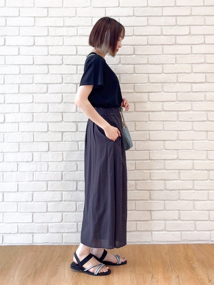 ブラック系のTシャツ/カットソー、ブラック系のその他パンツ、ブラック系のサンダルを着用したレディースの夏コーディネートの2枚目の写真