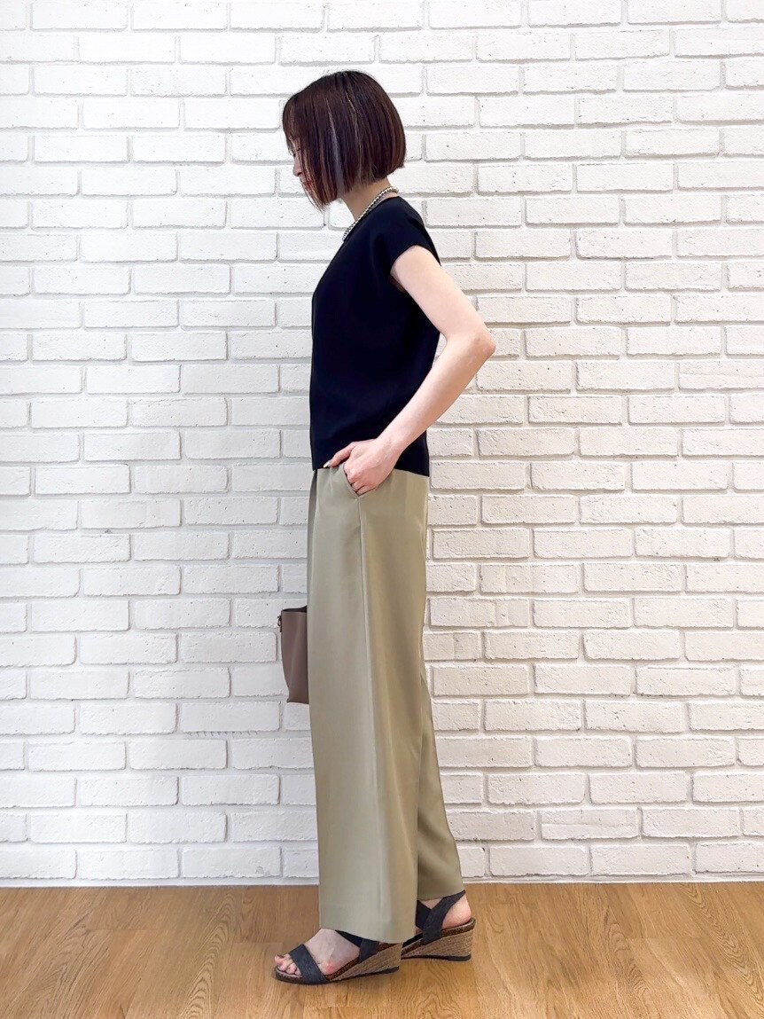 ブラック系のニット/セーター、グリーン系のその他パンツ、ブラック系のサンダルを着用したレディースの夏コーディネートの10枚目の写真